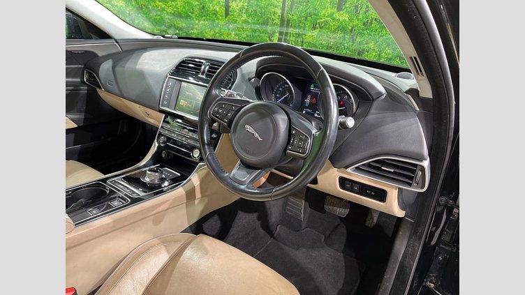 2016 認定中古車 Jaguar XE Black 2WD プレステージ