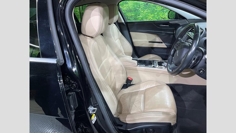 2016 認定中古車 Jaguar XE Black 2WD プレステージ