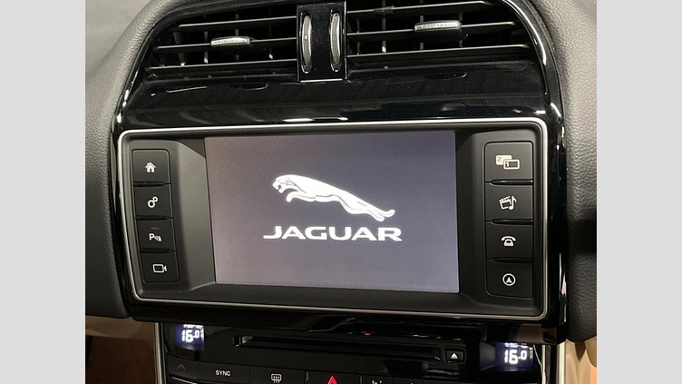 2016 認定中古車 Jaguar XE Black 2WD プレステージ