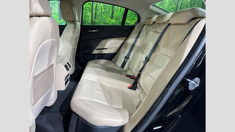 2016 認定中古車 Jaguar XE Black 2WD プレステージ