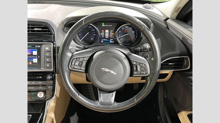 2016 認定中古車 Jaguar XE Black 2WD プレステージ