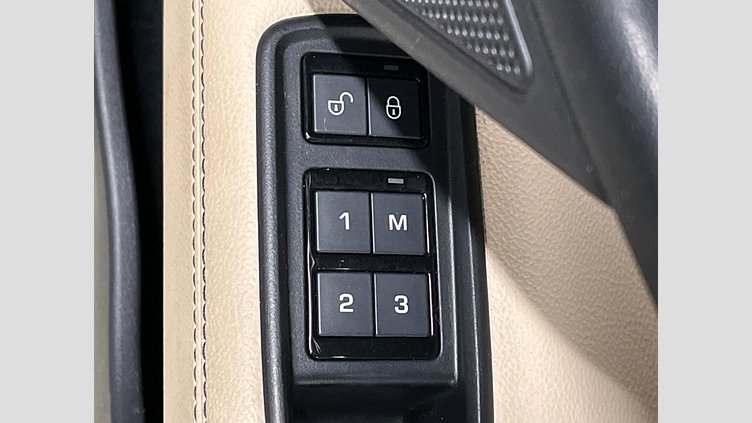 2016 認定中古車 Jaguar XE Black 2WD プレステージ