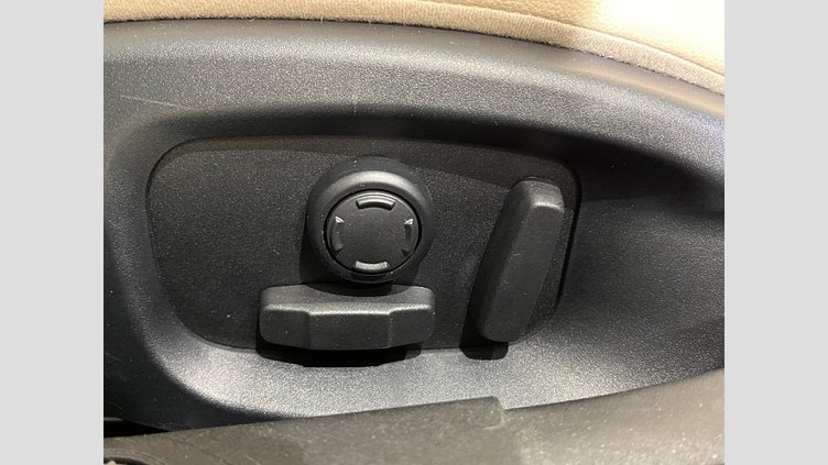 2016 認定中古車 Jaguar XE Black 2WD プレステージ