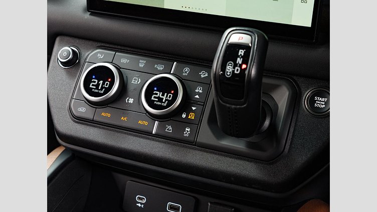 2022 認定中古車 Land Rover Defender 110 サントリーニブラック D300 AWD（AT） X