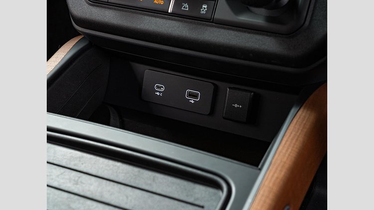 2022 認定中古車 Land Rover Defender 110 サントリーニブラック D300 AWD（AT） X