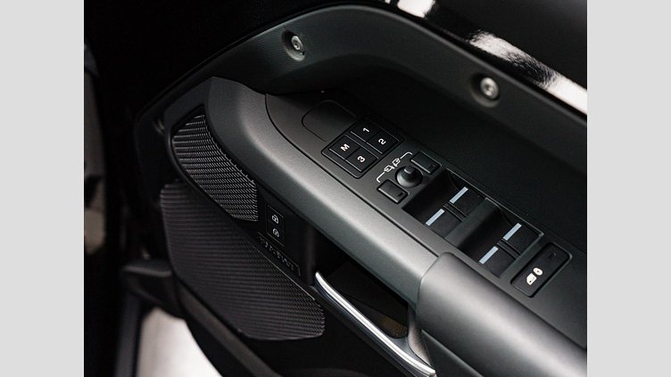 2022 認定中古車 Land Rover Defender 110 サントリーニブラック D300 AWD（AT） X