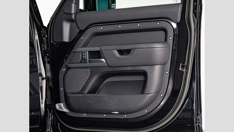 2022 認定中古車 Land Rover Defender 110 サントリーニブラック D300 AWD（AT） X