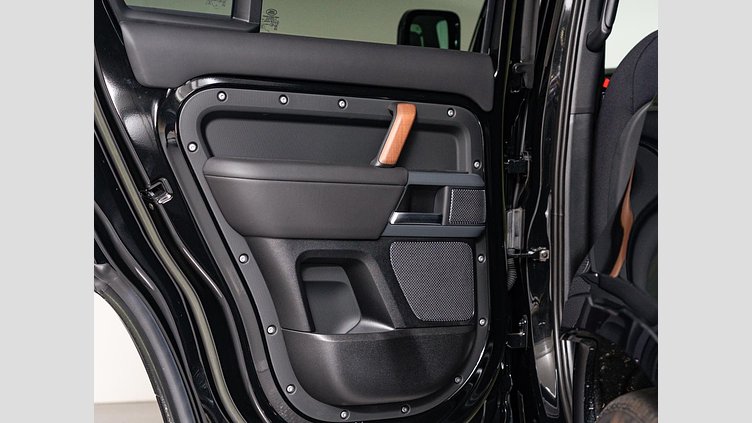 2022 認定中古車 Land Rover Defender 110 サントリーニブラック D300 AWD（AT） X