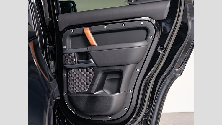 2022 認定中古車 Land Rover Defender 110 サントリーニブラック D300 AWD（AT） X