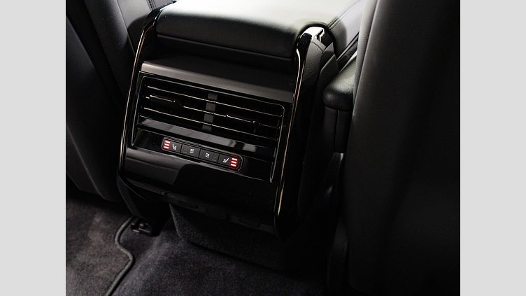 2022 認定中古車 Land Rover Range Rover Sport フジホワイト 3.0リッター6気筒300PSターボチャージドディーゼルMHEV（オートマチック） DYNAMIC S