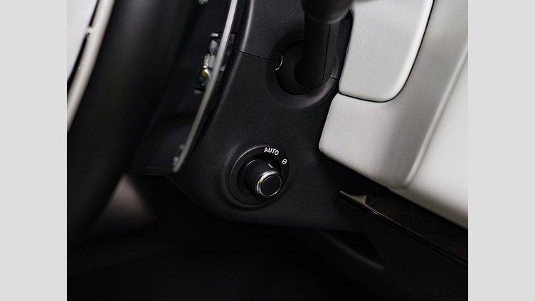 2022 認定中古車 Land Rover Range Rover Sport フジホワイト 3.0リッター6気筒300PSターボチャージドディーゼルMHEV（オートマチック） DYNAMIC S