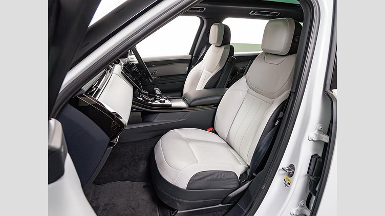 2022 認定中古車 Land Rover Range Rover Sport フジホワイト 3.0リッター6気筒300PSターボチャージドディーゼルMHEV（オートマチック） DYNAMIC S