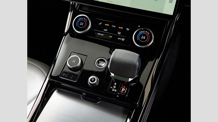 2022 認定中古車 Land Rover Range Rover Sport フジホワイト 3.0リッター6気筒300PSターボチャージドディーゼルMHEV（オートマチック） DYNAMIC S