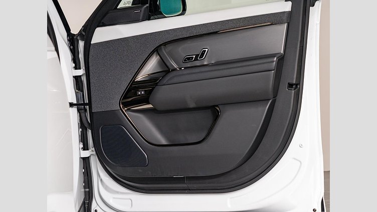 2022 認定中古車 Land Rover Range Rover Sport フジホワイト 3.0リッター6気筒300PSターボチャージドディーゼルMHEV（オートマチック） DYNAMIC S