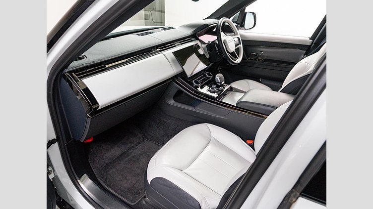 2022 認定中古車 Land Rover Range Rover Sport フジホワイト 3.0リッター6気筒300PSターボチャージドディーゼルMHEV（オートマチック） DYNAMIC S