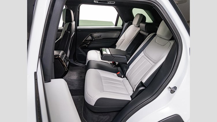 2022 認定中古車 Land Rover Range Rover Sport フジホワイト 3.0リッター6気筒300PSターボチャージドディーゼルMHEV（オートマチック） DYNAMIC S