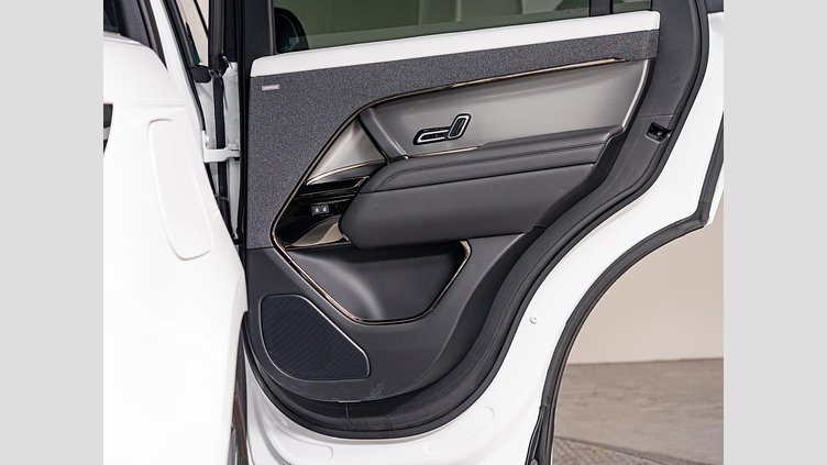 2022 認定中古車 Land Rover Range Rover Sport フジホワイト 3.0リッター6気筒300PSターボチャージドディーゼルMHEV（オートマチック） DYNAMIC S