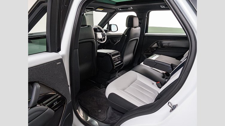 2022 認定中古車 Land Rover Range Rover Sport フジホワイト 3.0リッター6気筒300PSターボチャージドディーゼルMHEV（オートマチック） DYNAMIC S