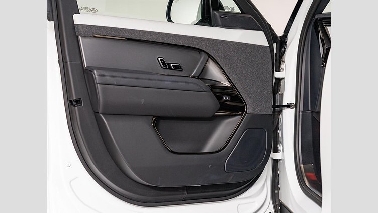 2022 認定中古車 Land Rover Range Rover Sport フジホワイト 3.0リッター6気筒300PSターボチャージドディーゼルMHEV（オートマチック） DYNAMIC S