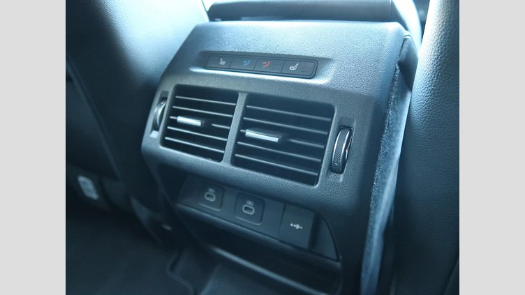 2024 認定中古車 Land Rover Discovery Sport サントリーニブラック D200マイルドハイブリッド（ディーゼル） 標準ホイール DYNAMIC SE