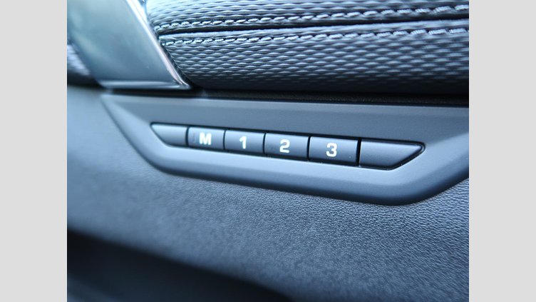 2024 認定中古車 Land Rover Discovery Sport サントリーニブラック D200マイルドハイブリッド（ディーゼル） 標準ホイール DYNAMIC SE