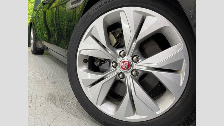 2019 認定中古車 Jaguar XE サントリーニブラック D180 RWD AUTOMATIC 4 door Saloon S