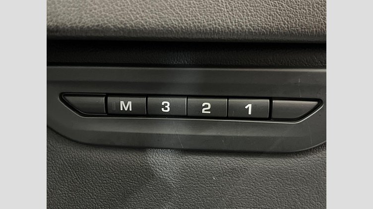 2019 認定中古車 Jaguar XE サントリーニブラック D180 RWD AUTOMATIC 4 door Saloon S