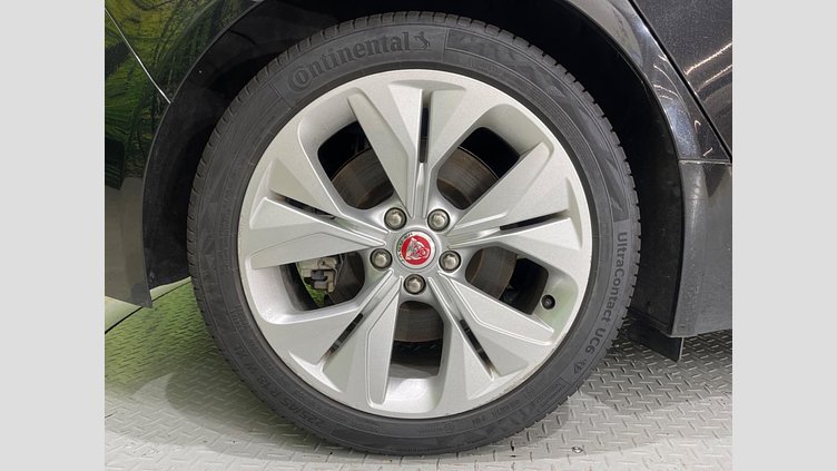 2019 認定中古車 Jaguar XE サントリーニブラック D180 RWD AUTOMATIC 4 door Saloon S