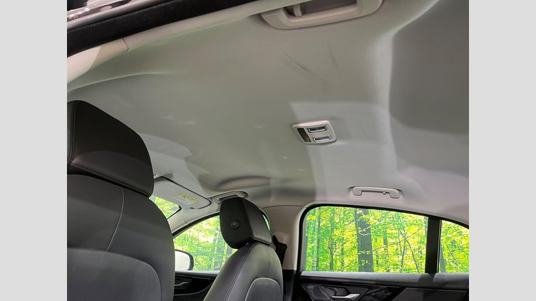 2019 認定中古車 Jaguar XE サントリーニブラック D180 RWD AUTOMATIC 4 door Saloon S