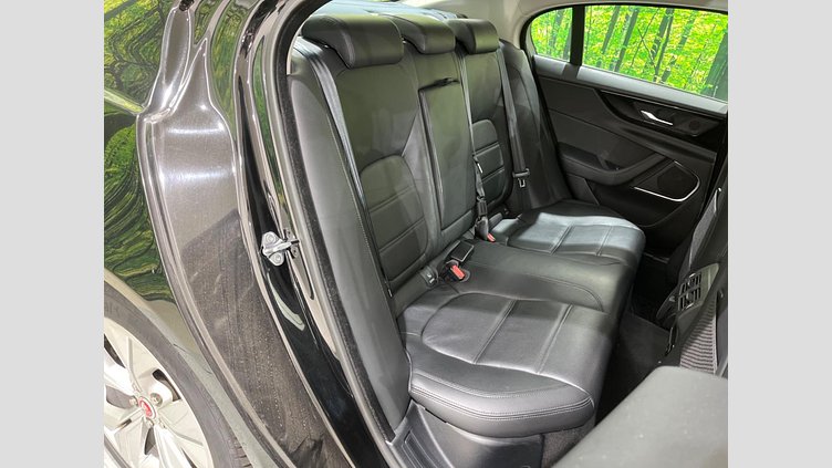 2019 認定中古車 Jaguar XE サントリーニブラック D180 RWD AUTOMATIC 4 door Saloon S