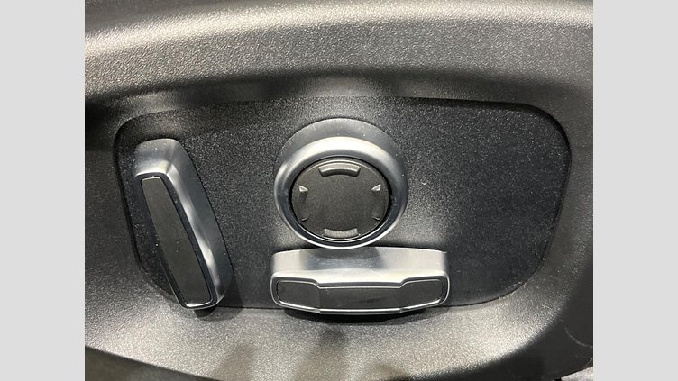 2019 認定中古車 Jaguar XE サントリーニブラック D180 RWD AUTOMATIC 4 door Saloon S