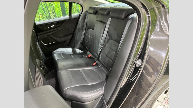 2019 認定中古車 Jaguar XE サントリーニブラック D180 RWD AUTOMATIC 4 door Saloon S