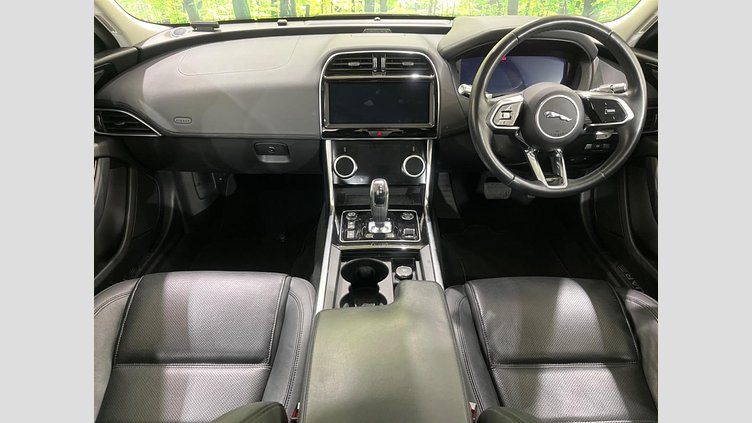 2019 認定中古車 Jaguar XE サントリーニブラック D180 RWD AUTOMATIC 4 door Saloon S