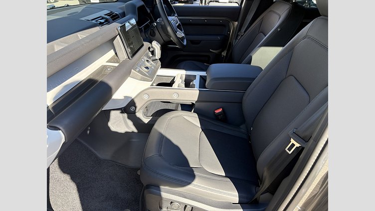 2024 認定中古車 Land Rover Defender 110 シリコンシルバー D350 ディーゼルマイルドハイブリッド X-Dynamic SE