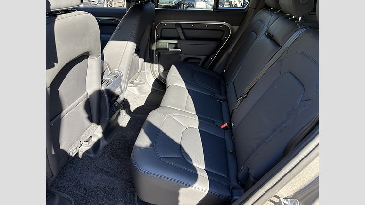 2024 認定中古車 Land Rover Defender 110 シリコンシルバー D350 ディーゼルマイルドハイブリッド X-Dynamic SE