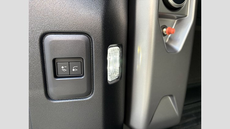 2024 認定中古車 Land Rover Defender 110 シリコンシルバー D350 ディーゼルマイルドハイブリッド X-Dynamic SE