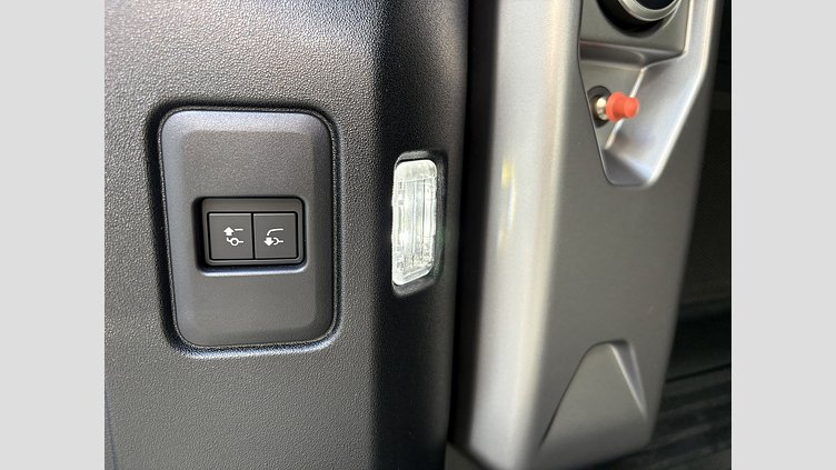 2024 認定中古車 Land Rover Defender 110 シリコンシルバー D350 ディーゼルマイルドハイブリッド X-Dynamic SE