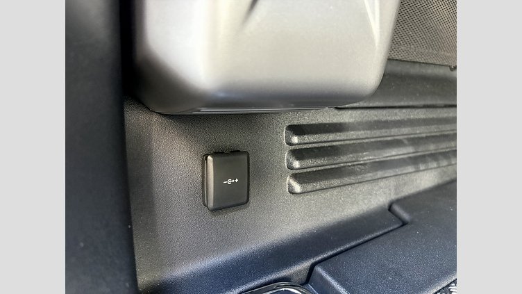 2024 認定中古車 Land Rover Defender 110 シリコンシルバー D350 ディーゼルマイルドハイブリッド X-Dynamic SE