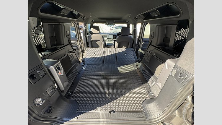 2024 認定中古車 Land Rover Defender 110 シリコンシルバー D350 ディーゼルマイルドハイブリッド X-Dynamic SE