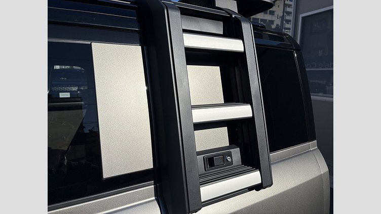 2024 認定中古車 Land Rover Defender 110 シリコンシルバー D350 ディーゼルマイルドハイブリッド X-Dynamic SE