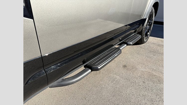 2024 認定中古車 Land Rover Defender 110 シリコンシルバー D350 ディーゼルマイルドハイブリッド X-Dynamic SE