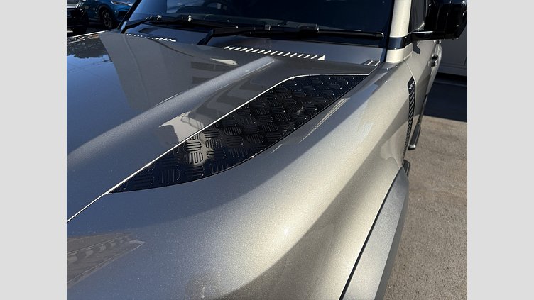 2024 認定中古車 Land Rover Defender 110 シリコンシルバー D350 ディーゼルマイルドハイブリッド X-Dynamic SE