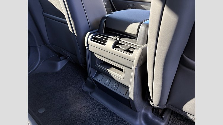 2024 認定中古車 Land Rover Defender 110 シリコンシルバー D350 ディーゼルマイルドハイブリッド X-Dynamic SE