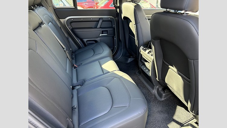 2024 認定中古車 Land Rover Defender 110 シリコンシルバー D350 ディーゼルマイルドハイブリッド X-Dynamic SE