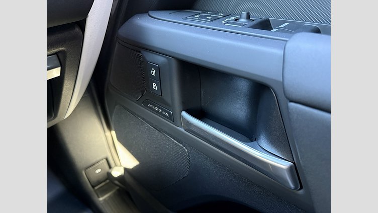 2024 認定中古車 Land Rover Defender 110 シリコンシルバー D350 ディーゼルマイルドハイブリッド X-Dynamic SE