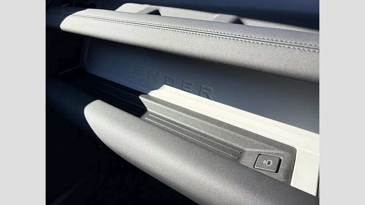 2024 認定中古車 Land Rover Defender 110 シリコンシルバー D350 ディーゼルマイルドハイブリッド X-Dynamic SE