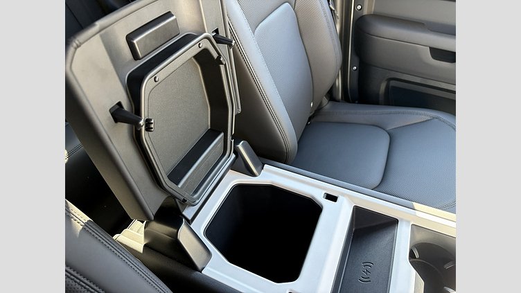 2024 認定中古車 Land Rover Defender 110 シリコンシルバー D350 ディーゼルマイルドハイブリッド X-Dynamic SE