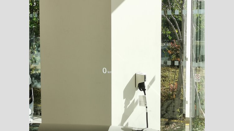 2024 認定中古車 Land Rover Discovery Sport サントリーニブラック P300eプラグインハイブリッド（ガソリン） 標準ホイール DYNAMIC HSE