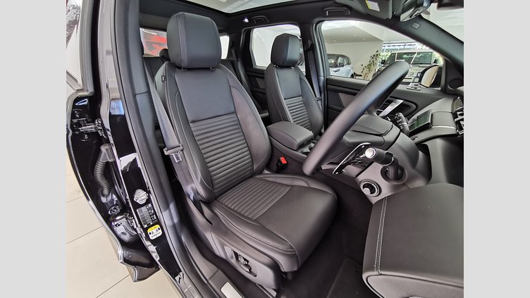 2024 認定中古車 Land Rover Discovery Sport サントリーニブラック P300eプラグインハイブリッド（ガソリン） 標準ホイール DYNAMIC HSE