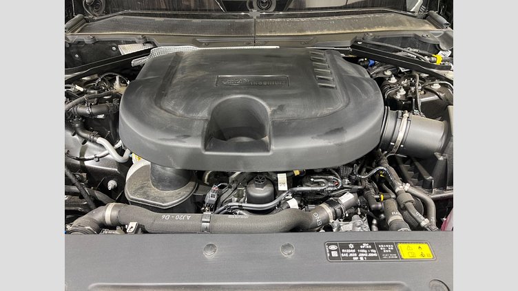 2024 認定中古車 Land Rover Defender 130 サントリーニブラック D300 AWD（AT） SE